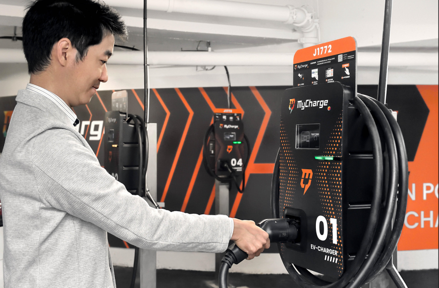 「台灣大智慧移動網 Taiwan Mobility」最懂車主的痛,MyCharge 與USPACE APP合作,打造「停車+充電+多元支付」一條龍的無感充電體驗。(台灣大提供)