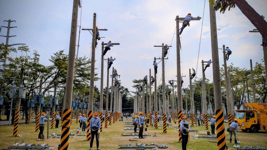 圖說：2026年台電僱用人員招考包含配電、輸電、變電、電機等共14類別專業人力。錄取者於工作訓練期間起薪約3.7萬元。