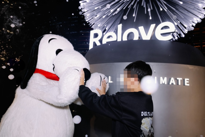 Relove 於台北信義區忠信廣場《呼吸樹》聖誕裝置下舉辦公益聖誕夜活動，攜手公益團體「微光盒子」，陪伴社區兒少共度溫馨佳節。