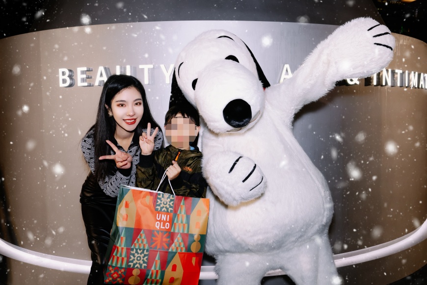 Snoopy史努比大型人偶擔任「圓夢大使」,在 Relove 共同創辦人古婉蓁陪同下,親手將禮物送到孩子手中,現場充滿笑聲與驚喜