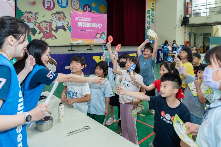 由學校攜手企業、國語日報社舉辦的讀報闖關活動,將《國語日報》上的語文、科學、生活知識與邏輯推理內容,轉化成趣味關卡。圖/華新麗華提供