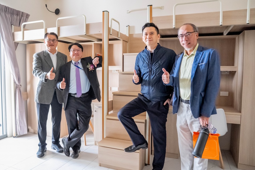 圖三|(左起)彰慶營造斯弘德董事長、明新科技大學呂明峯校長、竹北市鄭朝方市長與吳省斯建築師,一同參觀「明新學苑」學生宿舍空間,了解整體住宿規劃與生活機能配置。