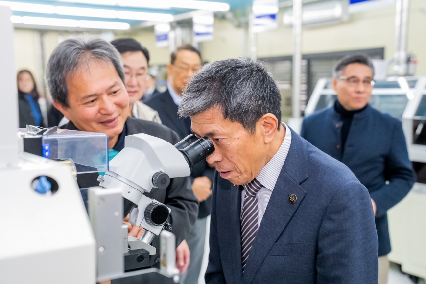 圖二:日本岩手縣一關市市長佐藤善仁(前)實地參觀明新科大「半導體技術中心」,聆聽副教務長高國檳(左一)介紹半導體實作教學設備與產學研發應用,對明新科大打造具產業即戰力的人才培育模式高度肯定。