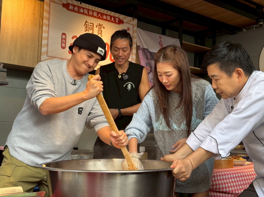 （子余與金針菇一起挑戰「拌油飯」/圖片來源: 節目幕後團隊）