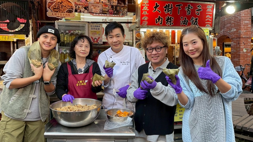 （韓勾ㄟ金針菇與節目主持人一起體驗包粽子/圖片來源: 節目幕後團隊）