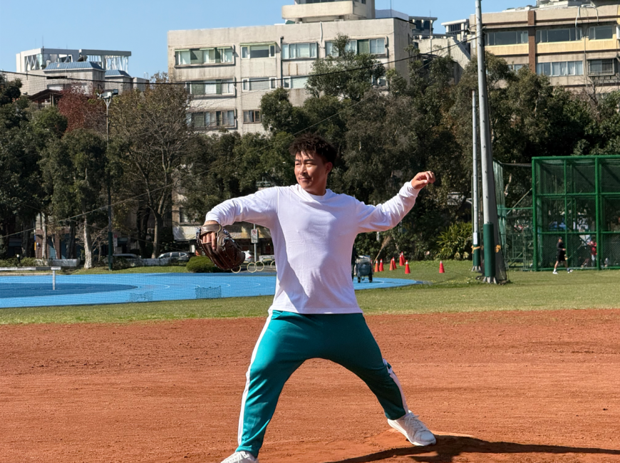 郭泓志坦言,18年職業生涯到如今退而不休轉戰綜藝與公益的秘密,是持之以恆的自律訓練以及對健康的追求 - 「我很重視身體靈活度」。