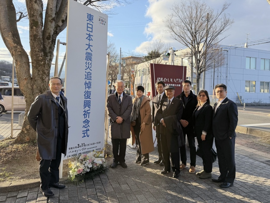 麗寶新藥代表團參與311東日本大震災追悼復興祈念式。麗寶新藥總經理劉朝瀚(右三)、台灣駐日副代表蔡明耀(右四)、福島縣政府政策總監佐藤安彥(Yasuhiko Satou)(左四)、財團法人醫界聯盟基金會執行長林世嘉(左三)、福島醫科大學副校長山下俊一(Shunichi Yamashita)(左二)與核災支援綜合中心主任長谷川有史(Arifumi Hasegawa)(左一)。