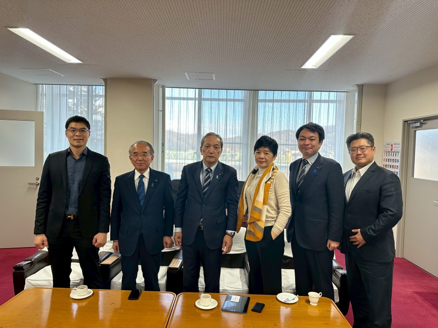 麗寶新藥代表團拜會福島縣政府及地方代表,就311震災復興、核災醫療與台日公共安全合作議題進行交流並合影。總經理劉朝瀚(左一)、福島縣議員暨福島縣議會日台友好聯盟會長佐藤政隆(Masataka Satou)(左三)、財團法人醫界聯盟基金會執行長林世嘉(右三)、福島縣議員渡邊康平(Kohei Watanabe)(右二)與麗寶集團總管理處副總陳毅桓(右一)。