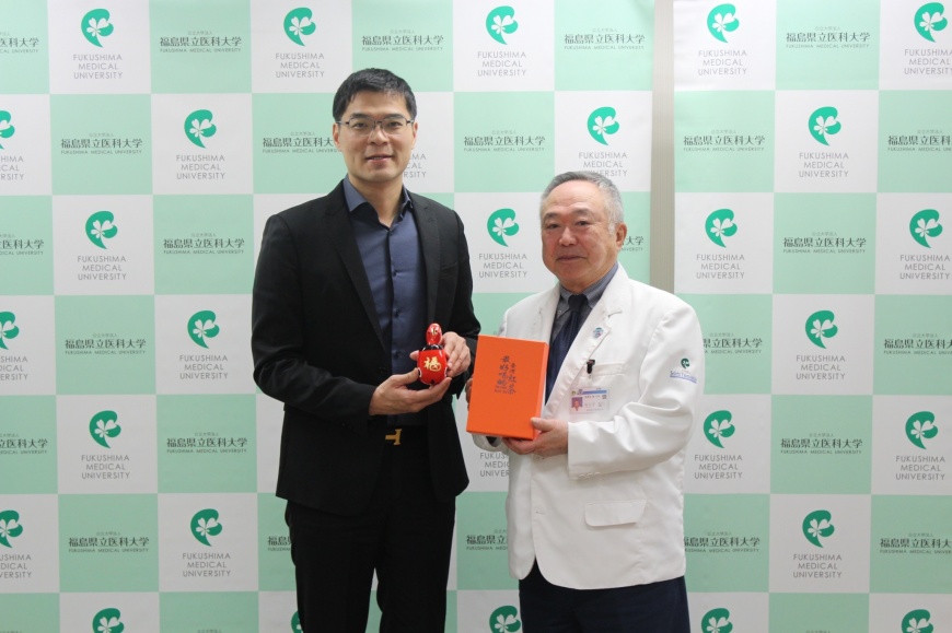 麗寶新藥總經理劉朝瀚與福島醫科大學校長竹之下誠一(Seiichi Takenoshita)互相交換台日伴手禮。