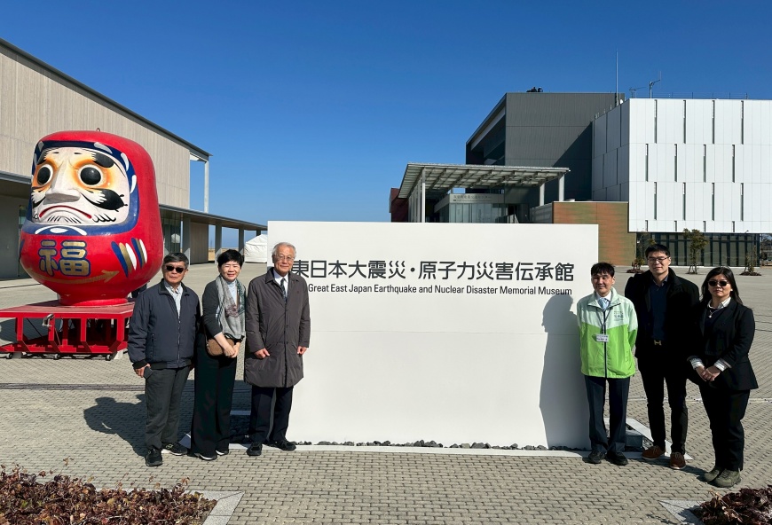 麗寶新藥代表團參訪東日本大震災・原子力災害傳承館。總經理劉朝瀚(右二)、館長高村昇(Noboru Tkamura)(右三)、福島醫科大學副校長山下俊一(Shunichi Yamashita)(左三)以及財團法人醫界聯盟基金會執行長林世嘉(左二)。