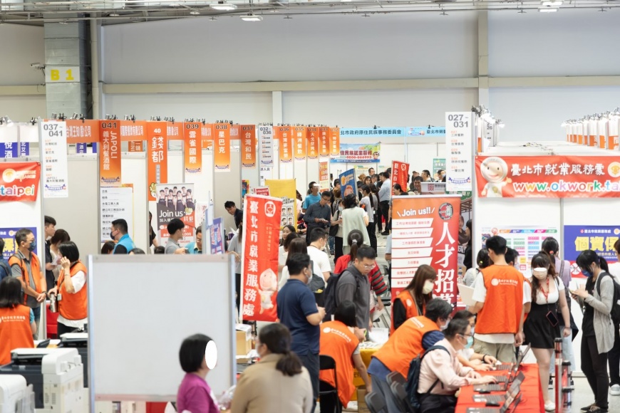 圖/台北市就業博覽會吸引求職人潮,活動現場熱絡。(圖/臺北市就業服務處提供)