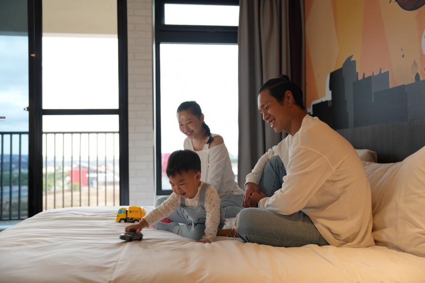 6.麗寶福容大飯店連假住房優惠，一泊一食雙人10,888元起，內容包含樂園雙日券及天空之夢摩天輪搭乘券。