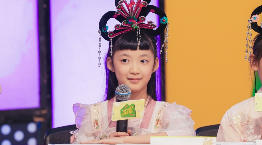 小小配音員正在台上認真表演有聲劇。照片／TVBS提供