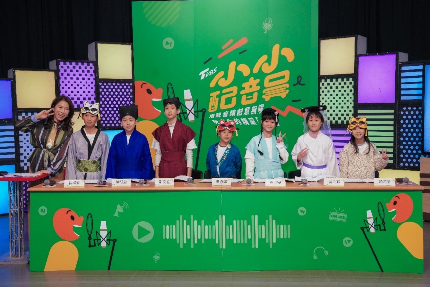 TVBS小小配音員在成果發表會中跟「花媽」王瑞芹老師(左一)開心合影。 照片／TVBS提供