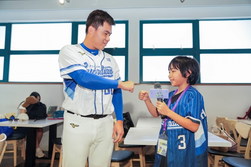 TVBS體育小主播採訪WBC棒球明星曾峻岳(左一)。 照片／TVBS提供