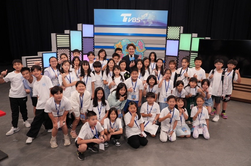 TVBS主播群親授小小主播們前進真實攝影棚！在專業主播的帶領下，學員更有自信的表達。中上為主播藍于洺。照片／TVBS提供