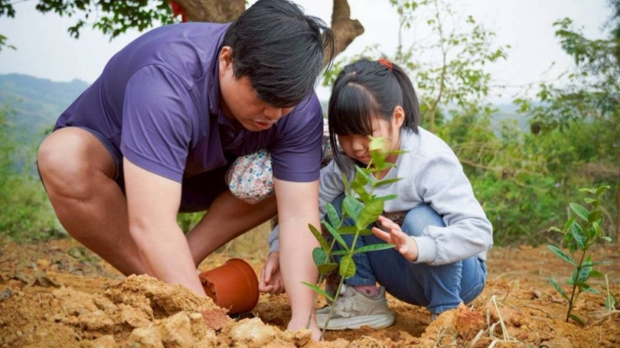 圖說：親子共同植樹，生命教育從小做起。（圖片來源：新北市政府農業局）