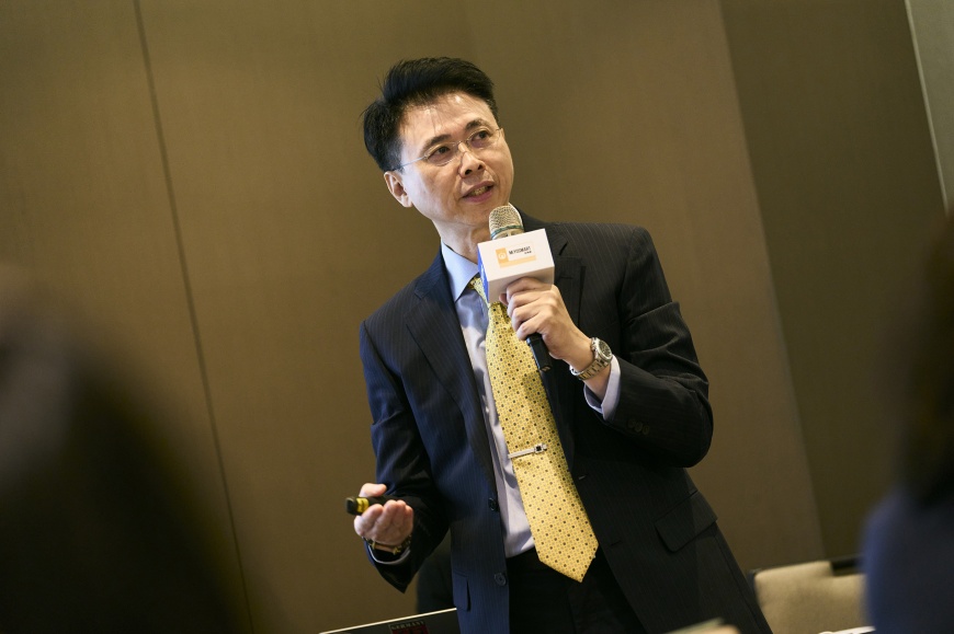 台灣中山醫學大學視光學系蕭清仁教授於現場從臨床角度說明近視管理的多元策略，並指出應依孩子的年齡、生活型態與配合度進行整體評估；同時也提及MiYOSMART新樂學全新推出之變色鏡片版本，提供在不同室內外光線環境下的配戴應用，讓近視管理更貼近日常生活情境。