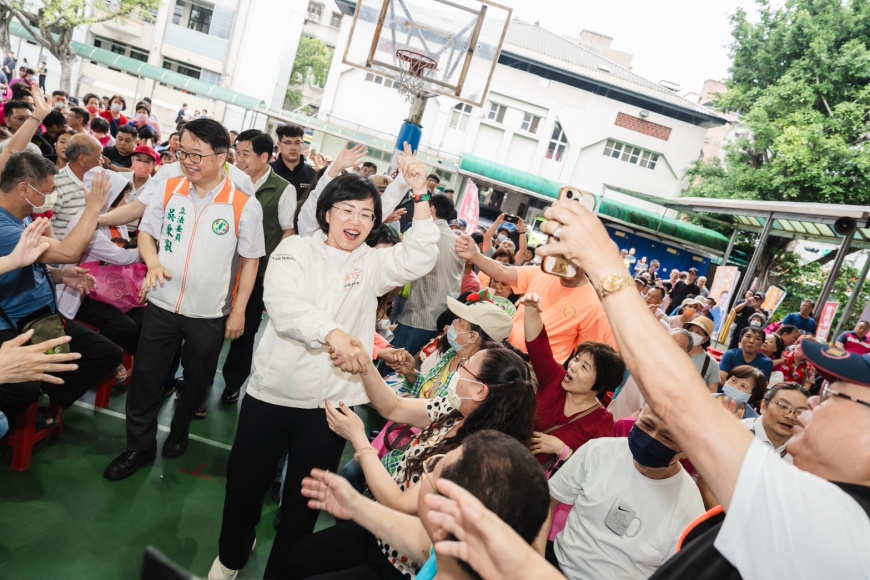 蘇巧慧一天兩場基層座談會 新莊歡唱「粉紅超跑」引爆全場