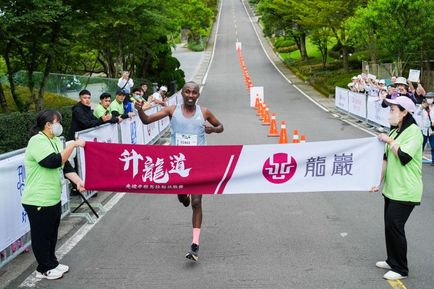 21K光境半馬男子組第一名由來自非洲肯亞長跑好手MUTETI LUKAS WAMBUA，以01小時22分06秒奪冠，並刷新「2026光境半程馬拉松－升龍道」 大會最佳成績，為第二屆賽事再添亮眼紀錄。