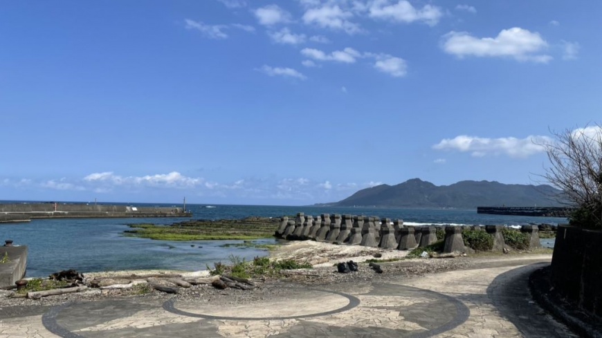 澳仔漁港步道延伸至港區,展現開闊海岸視野。(圖片來源:新北市政府)