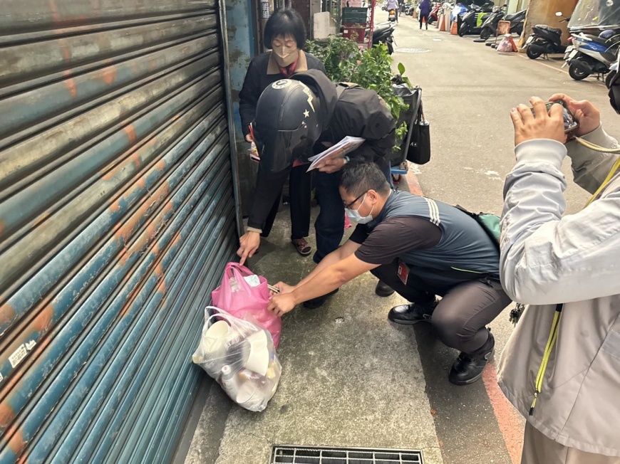 2.環保局持續加強「危險物品禁丟垃圾車」宣導及破袋稽查