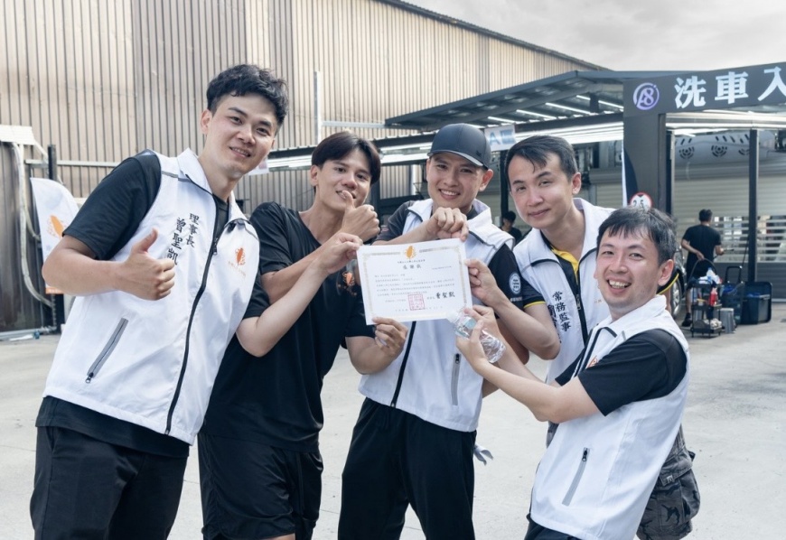 圖說3  台灣人車公益協會幹部與民眾開心合影，左1為曾聖凱理事長右3為常務理事馬成傑、右2為常務監事劉育誠、右1為常務理事吳建勳。