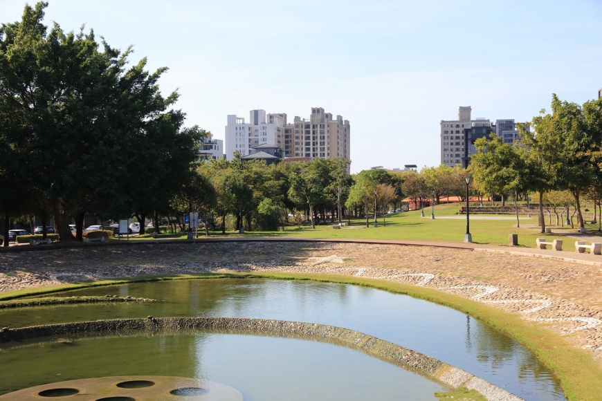 ▲鄰近新都生態公園,周邊擁有大面積綠地與水景環境,提供自住家庭日常散步與親子活動空間。(圖/海鉅開發股份有限公司提供)