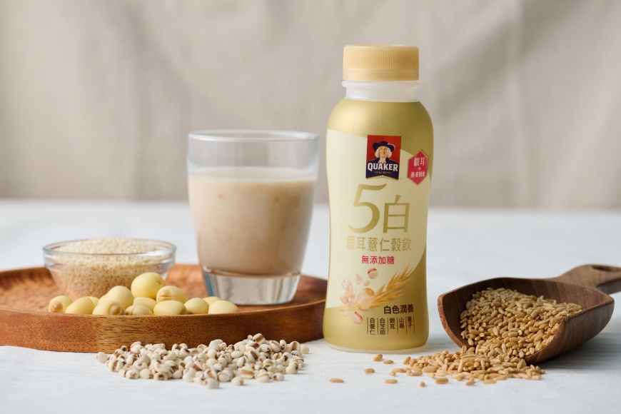 桂格「5白銀耳薏仁穀飲」以銀耳、薏仁等白色穀物為主軸，搭配燕麥與堅果種子原料，呈現多層次的飲用口感。（圖／佳格提供）