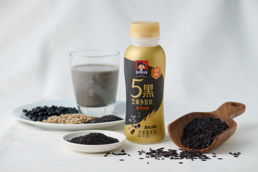 桂格「5黑芝麻多穀飲」以黑芝麻為主體，搭配黑色穀物與豆類食材，帶出較濃厚的穀香與芝麻香氣，風味更飽滿。（圖／佳格提供）