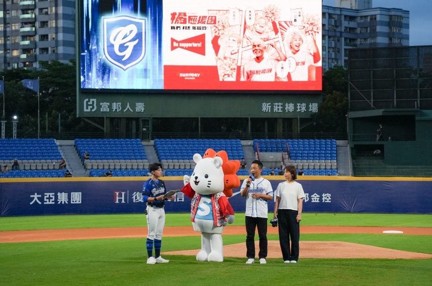 三得利健益總經理阪井順一正式宣布與富邦悍將展開合作，鼓勵球迷朋友們帶著家中長輩