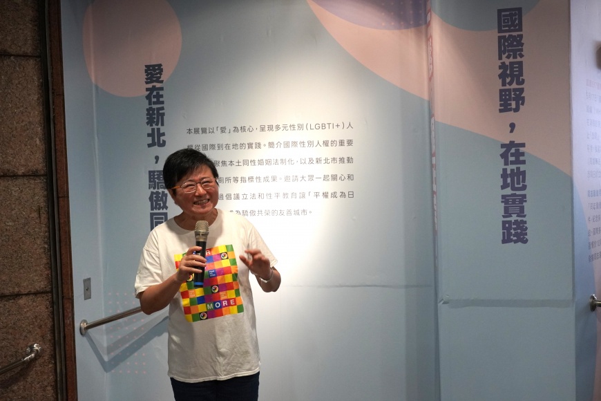 台灣伴侶權益推動聯盟創會理事長許秀雯親自進行「愛在新北，驕傲同行」特展導覽，分享爭取婚姻平權的努力過程。