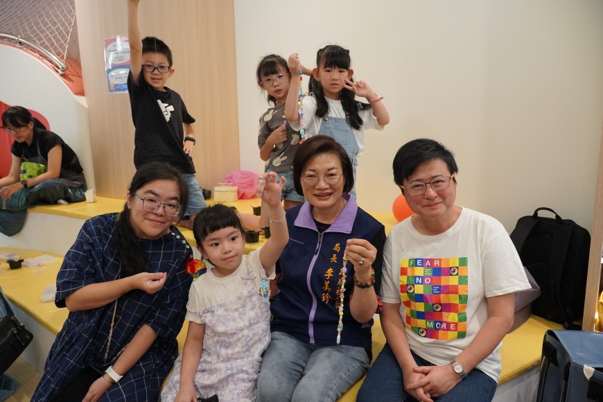 台灣伴侶權益推動聯盟創會理事長許秀雯(右1)、社會局長李美珍(右2)及台灣不會教小孩行動聯盟理事長陳儀(左1)與孩子們一同開心製作彩虹吊飾。