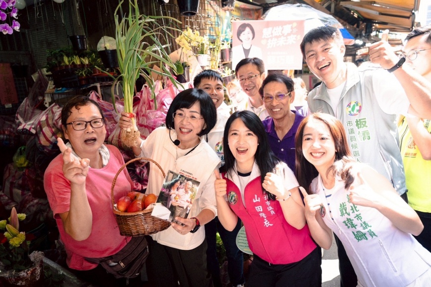 蘇巧慧前進板橋朝陽市場 攤商搶合照超熱情