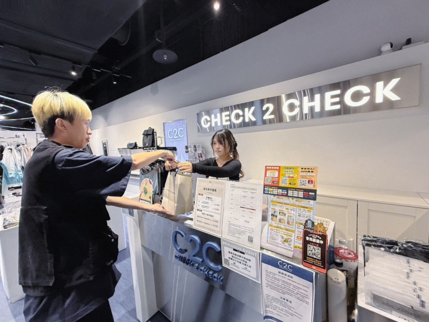 機能服飾品牌CHECK2CHECK發起舊衣回收公益活動。(圖/品牌提供)