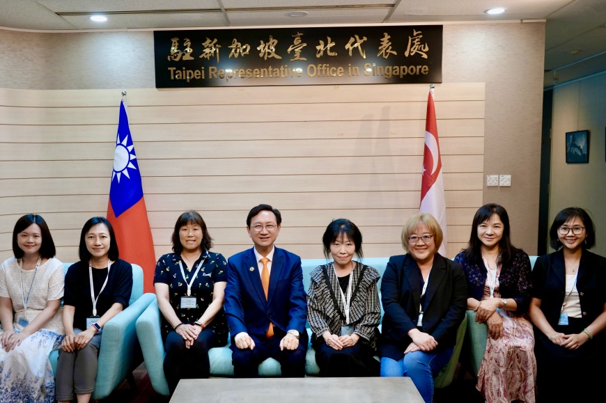 明新科技大學交流團拜會駐新加坡臺北代表處,與童振源大使(左四)交流雙語教育與半導體人才培育相關議題。