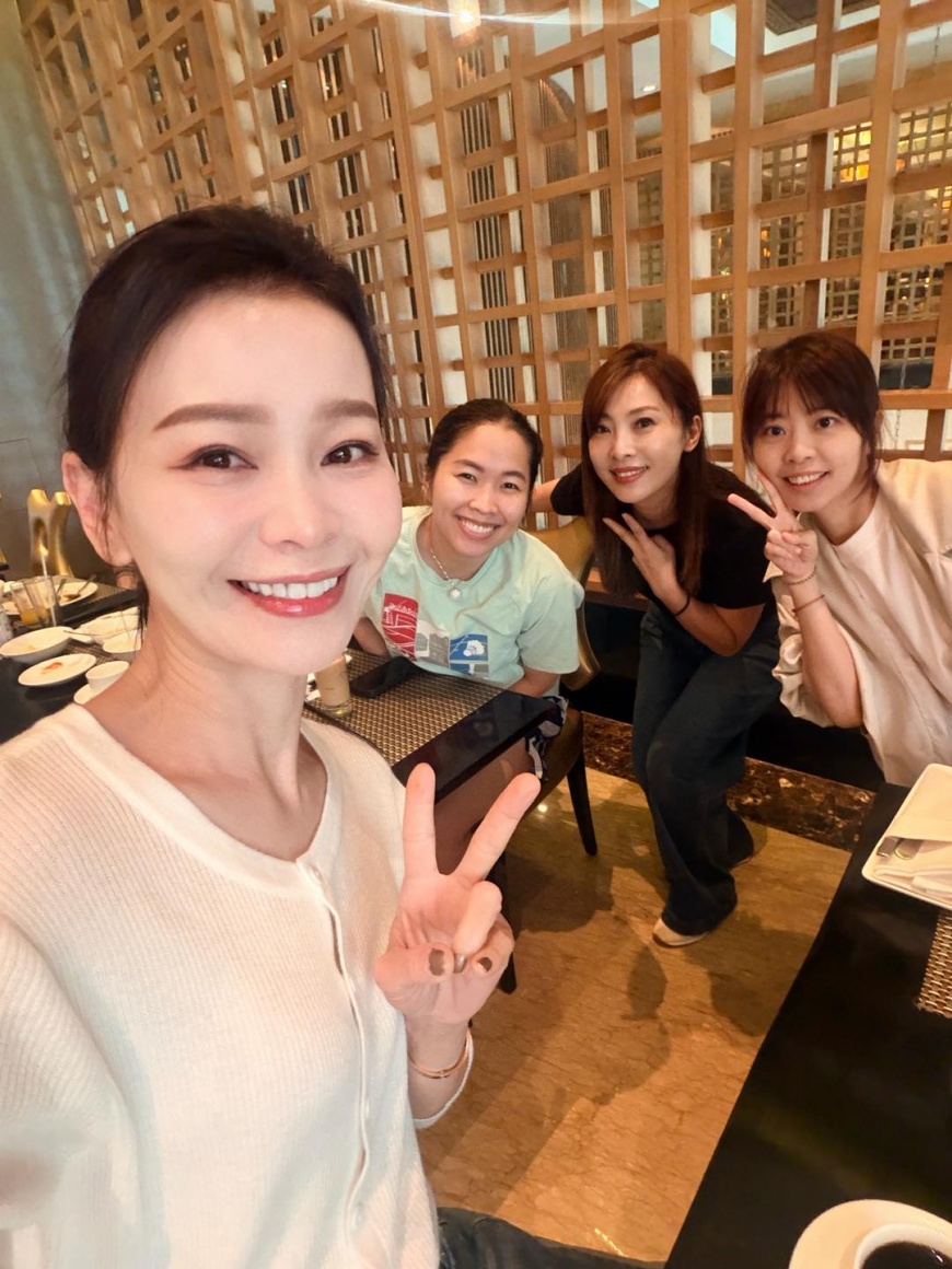 謝宜君巧遇依瑟儂(左二)。(圖/翻攝自謝宜君臉書)