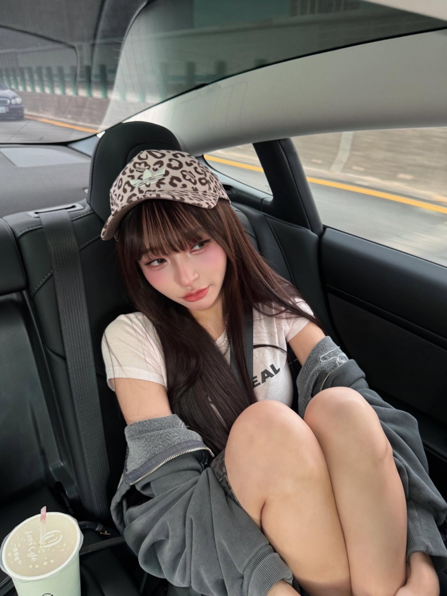 林襄曬出坐後座美照稱「好容易暈車」，讓大批網友歪樓。（圖／翻攝自林襄FB）