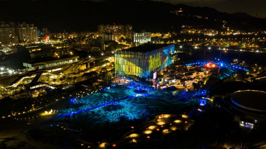 圖說：《海山夜行－新北市美術館建築光雕暨聲光環境劇場》展演至7月12日，以建築光雕結合聲。（圖片來源：新北市政府文化局）