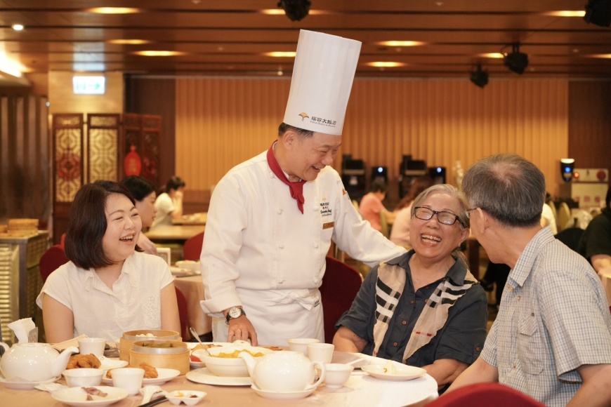 圖4.常客楊小姐夫妻,今日特地帶婆婆前來,也與阿基師最後暖心告別。(圖_福容台北一館提供)