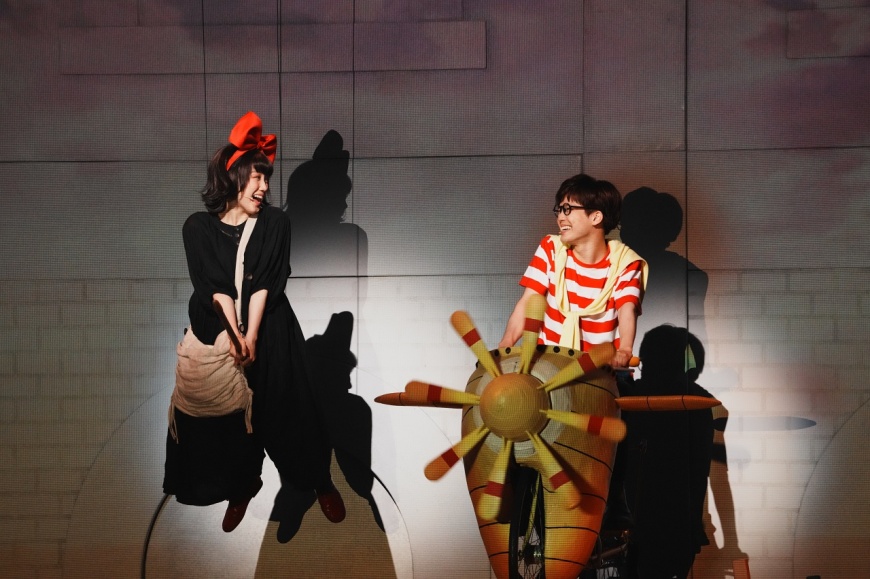 《魔女宅急便》音樂劇主角琪琪與蜻蜓同台對戲,兩人在追尋夢想的路上相互扶持,純真動人的情誼治癒了現場每位觀眾的心。