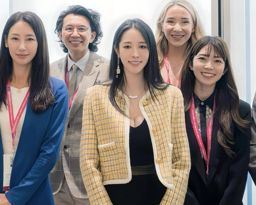 劉芷伊在SARC國際醫學大會和各國醫師交流。(圖/劉芷伊牙醫師提供)