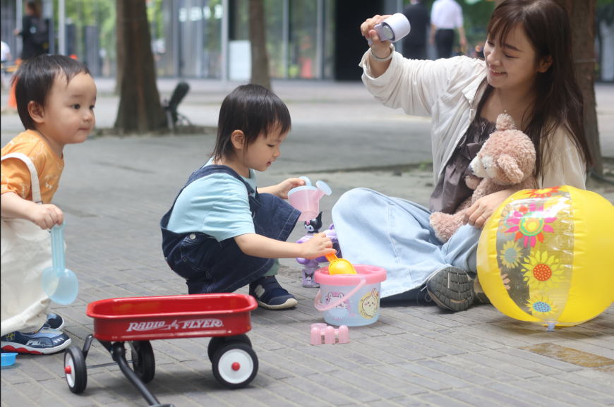 Coupang酷澎陪伴親子共創快樂時光，夏季戶外玩樂必備挖沙工具組、泡泡槍一站購足。