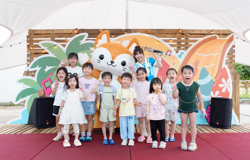 人氣小芙尼可愛登場，與孩子們開心互動並合影留念，留下歡樂回憶/ 由好想兔海洋探險島提供
