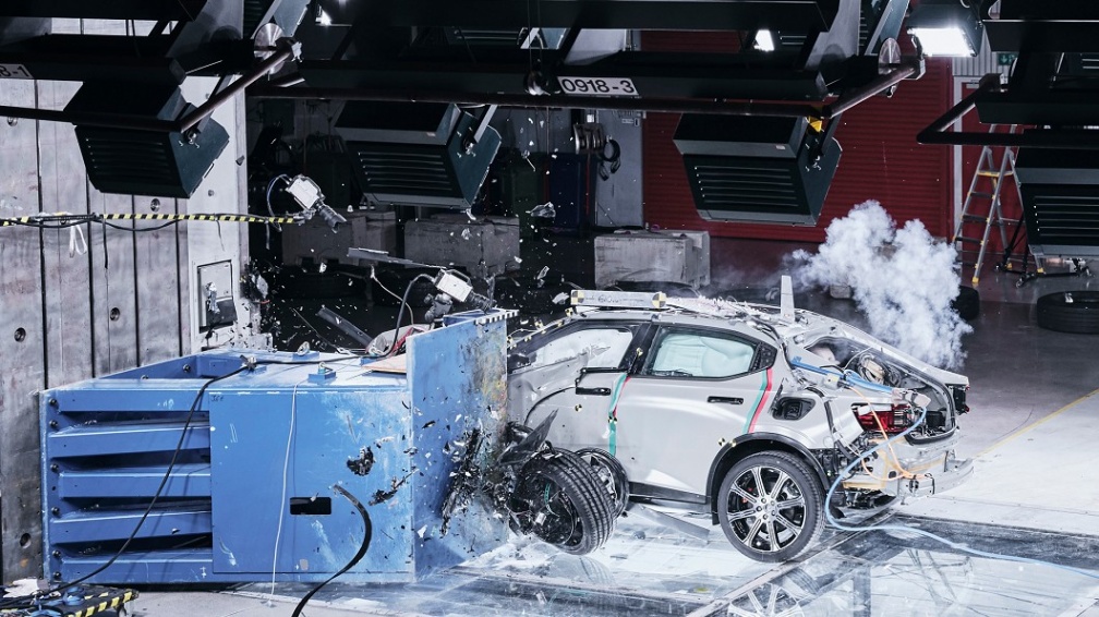 Polestar2車架結構設計除了可維持座艙完整,也能減少電池組因為撞擊而損壞的風險。(圖片來源/ Polestar)