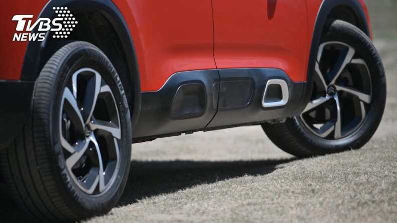 C5 Aircross車側具備Airbump防刮碰撞設計,可承受輕微碰撞。