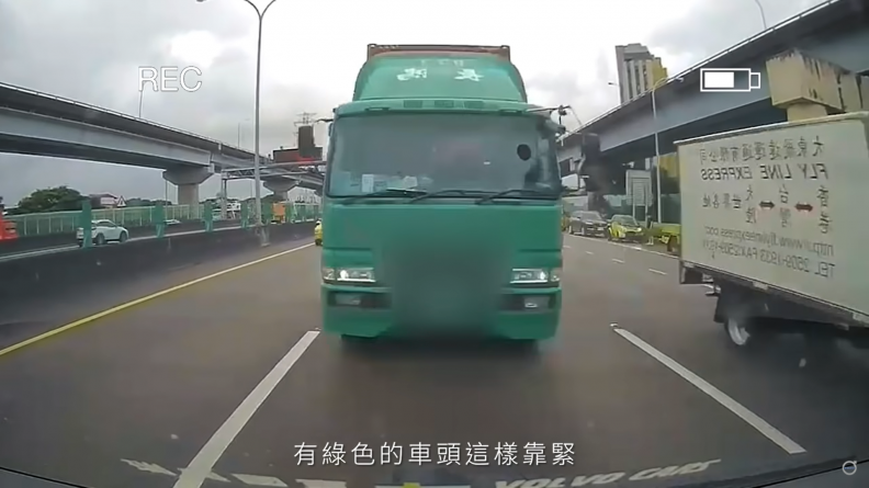 XC60車主許太太在國道1號北上25.5K左右遭到一輛聯結車從後方追撞。(圖片來源/ Volvo)