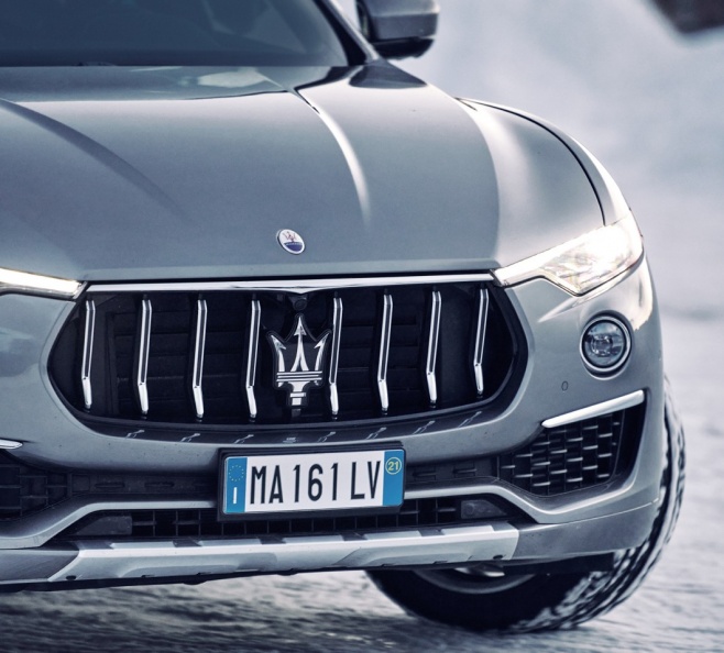 車頭，放上Maserat招牌的大型三叉戟廠徽，佐以具備賽道風範的直瀑式水箱格柵。(圖片來源/ Maserati)