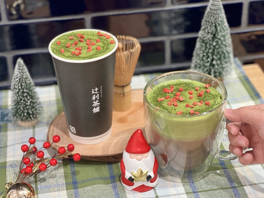 限定商品「抹霜焙茶黑拿鐵」、「抹霜焙茶白拿鐵」有抹茶奶霜+抹茶粉。(圖/辻利茶舗提供)
