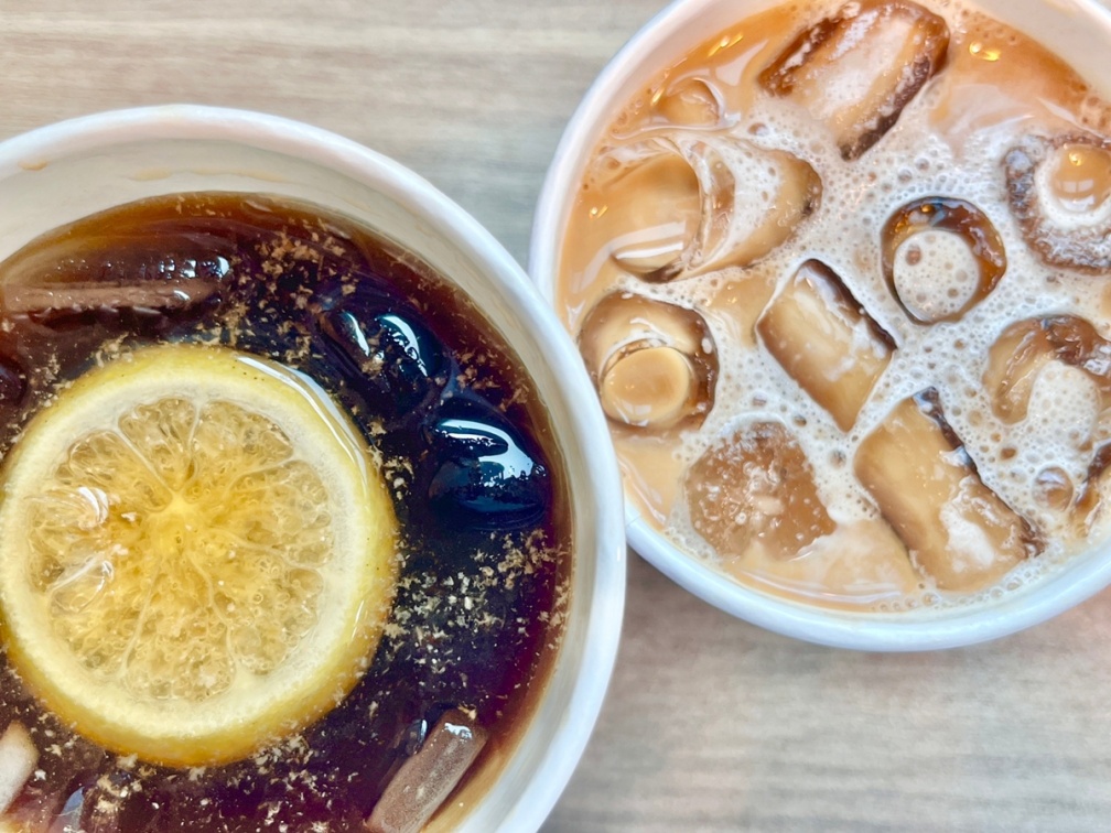 「InLove Café」也推出了以瑞典頂級燕麥奶品牌Oatly為基底的燕麥拿鐵。(圖/家樂福提供)